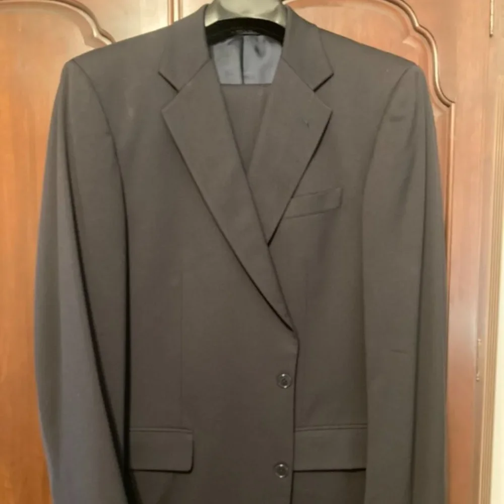 Brooks Brothers, 100% Wool Suit - Picture 4 of 12